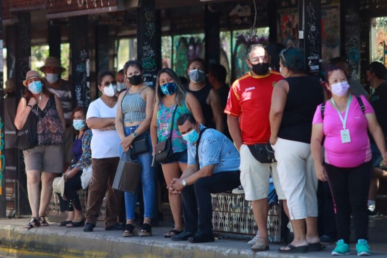 Paraderos llenos: Denuncian falta de buses para acudir a locales de votación en varios sectores de la RM