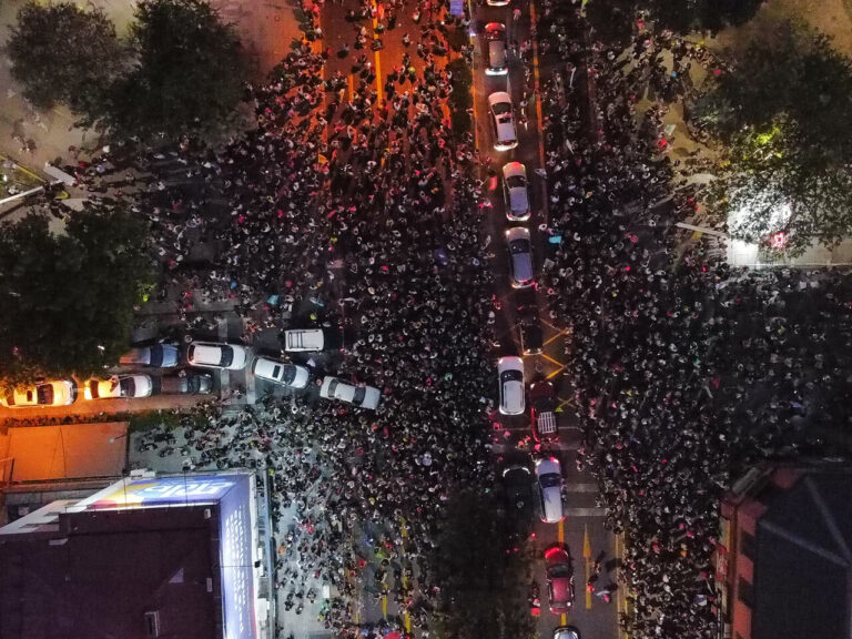 Multitudinarias celebraciones en el país por el triunfo de Gabriel Boric