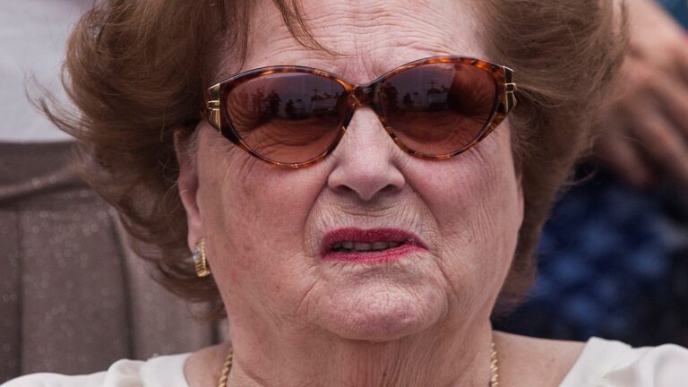 “Vivía frustrada por casarse con un militar como Pinochet”: Alejandra Matus y la biografía de Lucía Hiriart