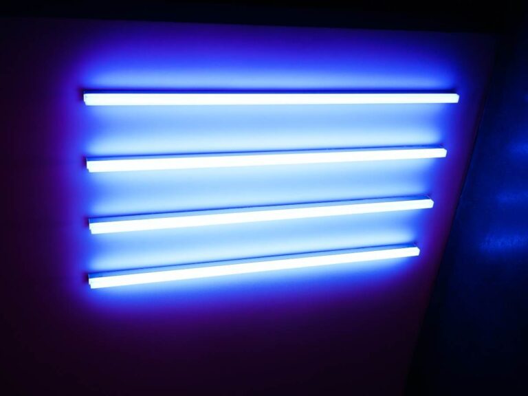 Crean paredes de luz UV-C que “matan” el 99% del COVID-19 en espacios cerrados