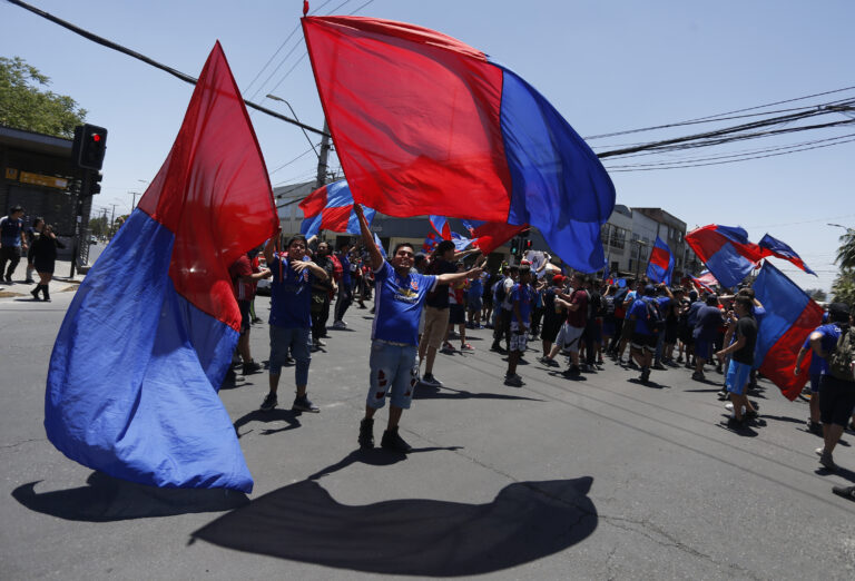 Hinchas de la Universidad de Chile entregaron una carta a Gabriel Boric solicitando el fin de las S.A.