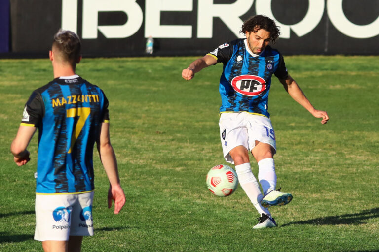 Por un año: Universidad Católica anunció un principio de acuerdo con el lateral Cristián Cuevas