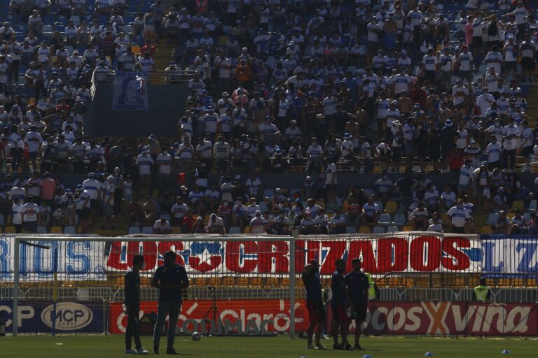 Universidad Católica se encuentra estudiando la posibilidad de ejercer su localía en el Estadio Nacional o Santa Laura