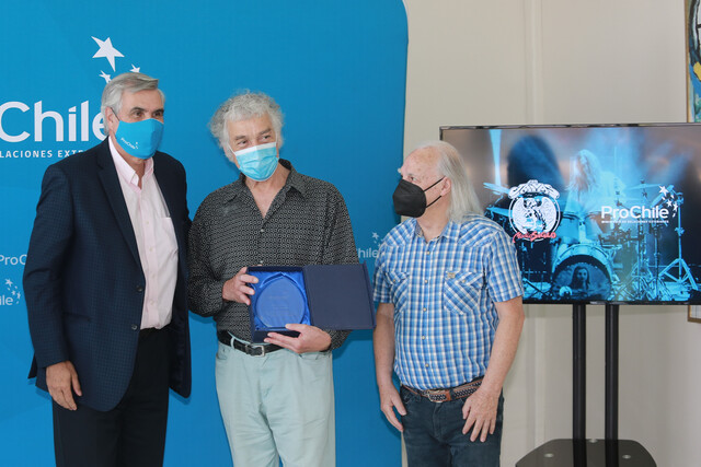ProChile entregó un reconocimiento a Los Jaivas por su contribución a la promoción internacional de la industria