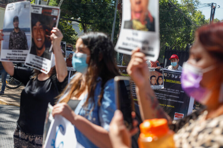 Grupo de personas protestó frente a la 