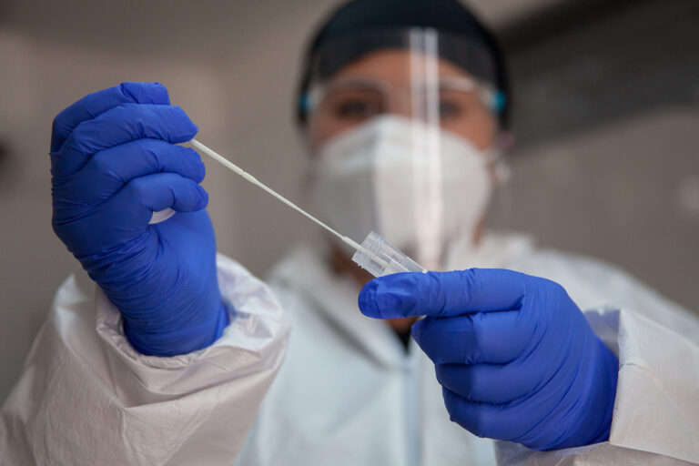 Qué precauciones tomar frente al alza de casos COVID que se vive actualmente