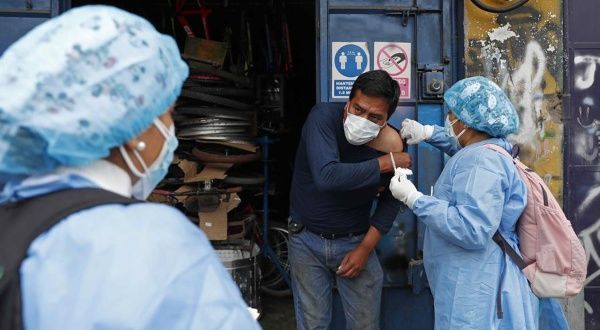 Perú declara su tercera ola de COVID-19, acelerada por la variante Ómicron