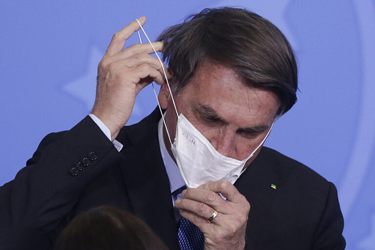 Bolsonaro dice que Ómicron es 