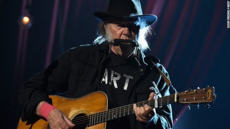 Por conflicto con el presentador de podcasts Joe Rogan: Spotify anunció que retirará la música de Neil Young