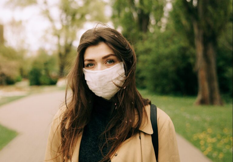 Estudio dice que usar mascarillas hace que las personas se vean más atractivas