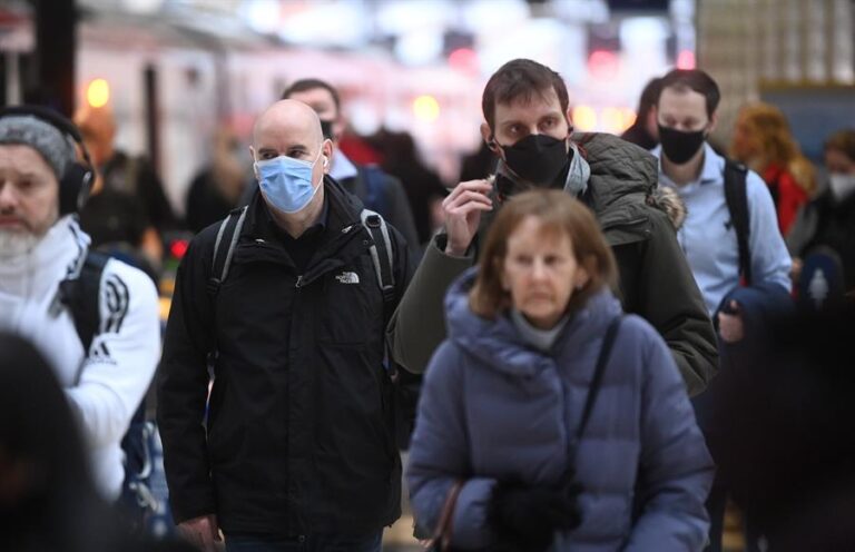 Contagiados de COVID-19 ya no estarán obligados a aislarse en Inglaterra