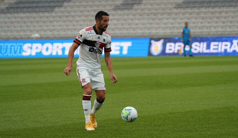 Mauricio Isla fue titular en el triunfo de Flamengo por el Campeonato Carioca