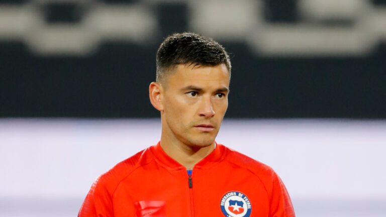 Aránguiz abandonó con molestias práctica del Leverkusen y preocupa a la Selección