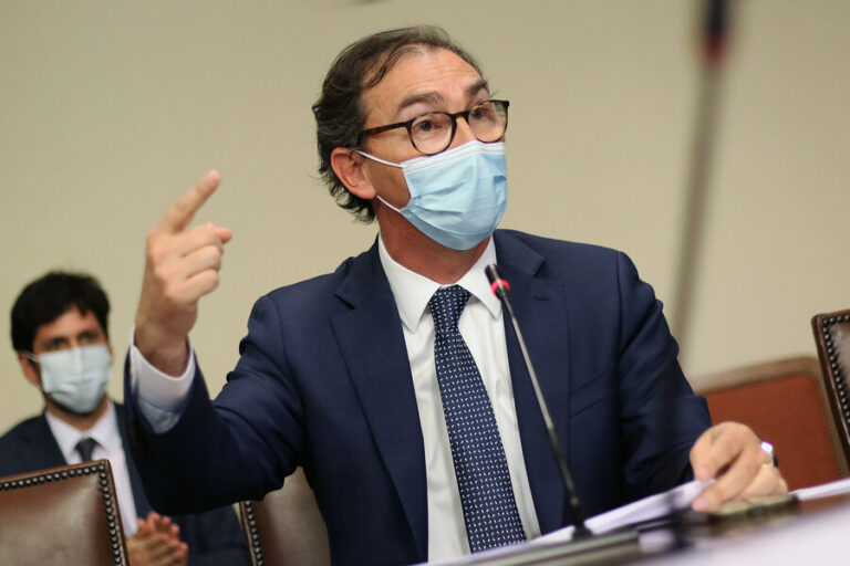 Figueroa y críticas del Colegio de Profesores: 