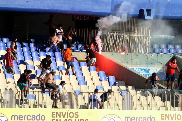 Colo Colo y Universidad Católica fueron sancionados por incidentes en la Supercopa