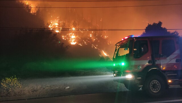 Onemi decretó alerta roja: Incendio forestal en Valparaíso obligó a cortar la Ruta 68 en ambos sentidos