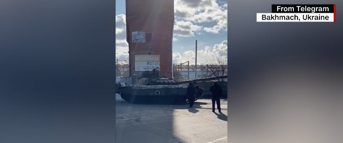 Civiles ucranianos intentan frenar tanques rusos camino a Kiev