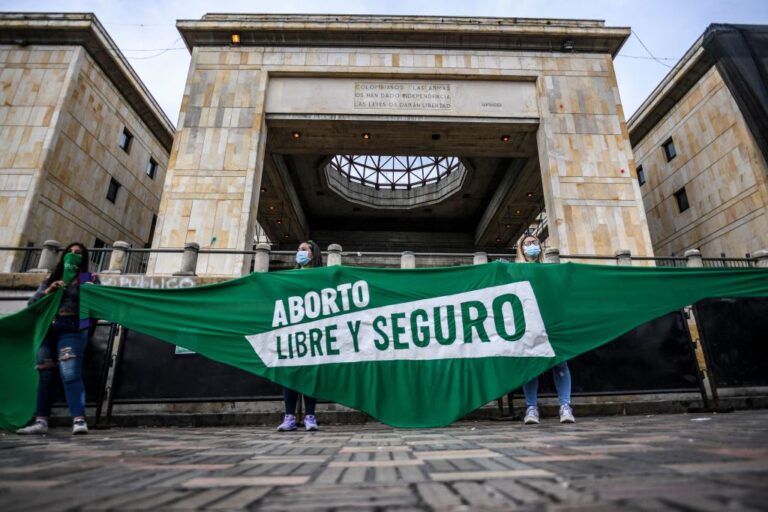 Colombia: Corte Constitucional despenaliza el aborto sin causales hasta la semana 24 de gestación