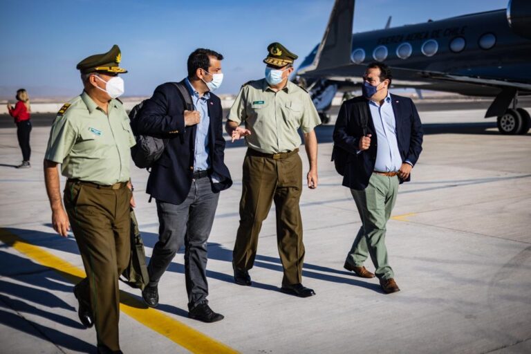 Ministro Delgado llegó a Antofagasta para reunirse con el gremio de camioneros a raíz de la crisis migratoria