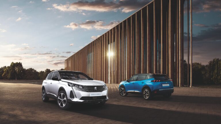Peugeot se suma a la electromovilidad en Chile de la mano de sus modelos e2008 y 3008 Plug In Hybrid4