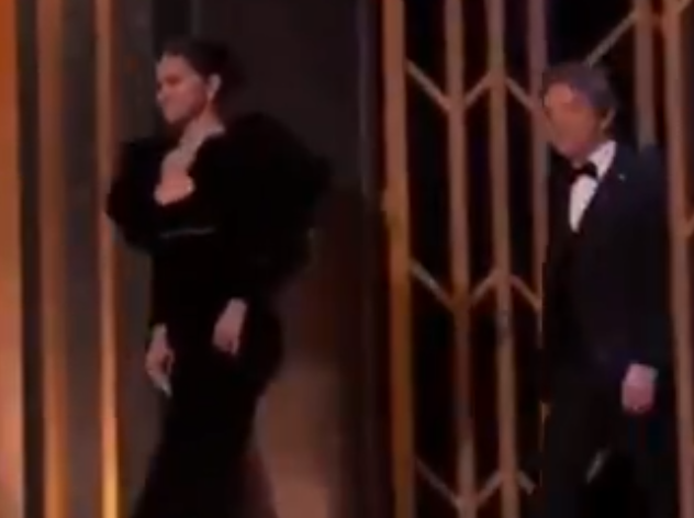 Selena Gomez sufrió caída en los SAG Awards y presentó un premio totalmente descalza