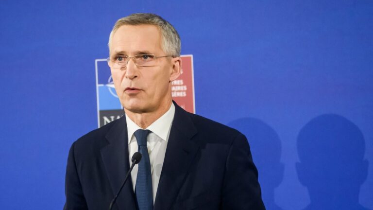 La OTAN pide a Rusia un cese al fuego y anuncia fuertes sanciones económicas