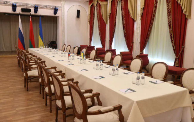 Comienzan las negociaciones entre Rusia y Ucrania: Zelensky exige un alto al fuego inmediato y retiro de tropas