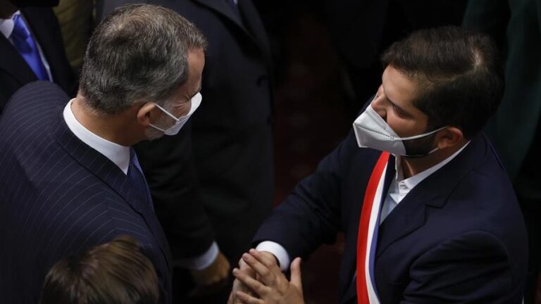 Casa Real de España negó retraso de Felipe VI durante ceremonia de cambio de mando tras comentarios del presidente Boric