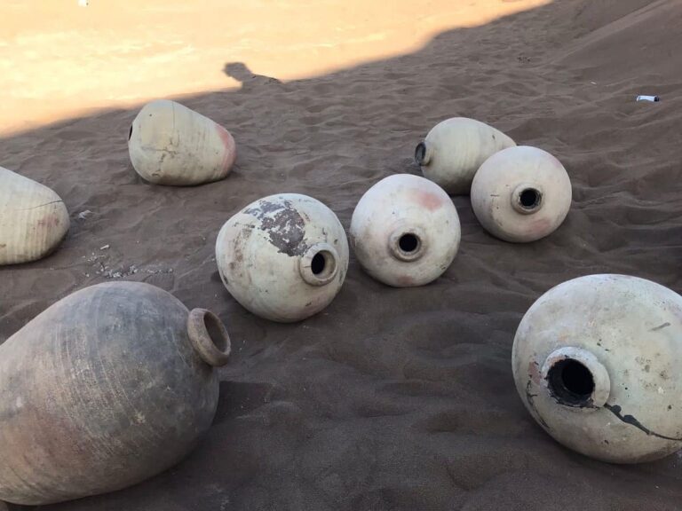 Importante hallazgo arqueológico chileno: Descubren 10 botijas intactas en un cerro de Alto Hospicio