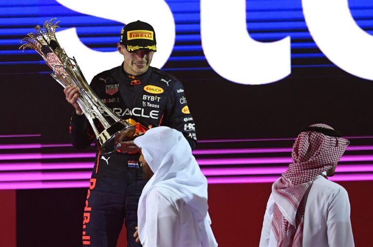 F1: Verstappen se impuso a Leclerc y se llevó el Gran Premio de Arabia Saudita
