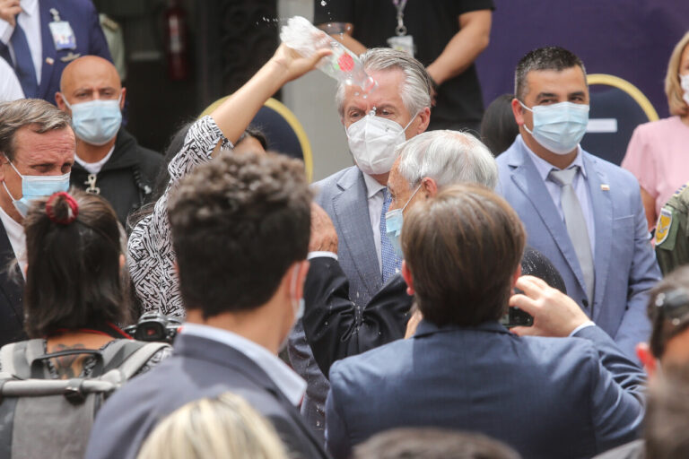 Tras ceremonia en La Moneda: Mujer le lanzó agua al presidente Piñera