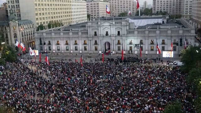 Así fue la multitudinaria asistencia frente a La Moneda ante el primer discurso del presidente Boric