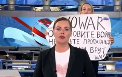 Manifestante irrumpe en la TV estatal rusa: 