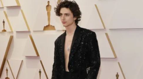 Timothée Chalamet deslumbró en la alfombra roja de los Oscar: Optó por un look sin camisa