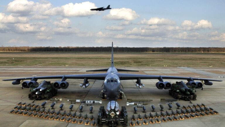 Estados Unidos voló bombarderos B-52 sobre el flanco este de la OTAN