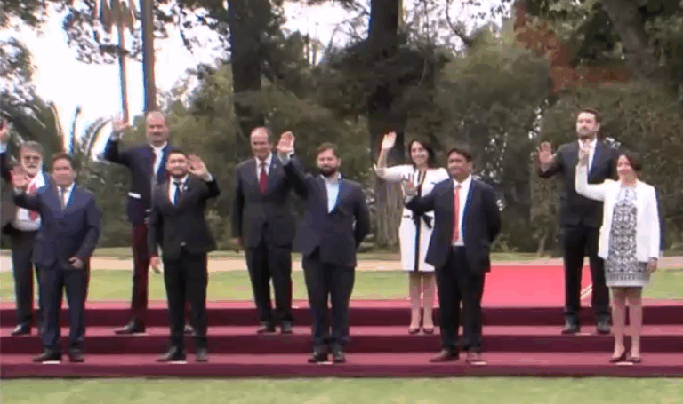 Gabriel Boric se tomó su primera foto oficial junto a los gobernadores regionales