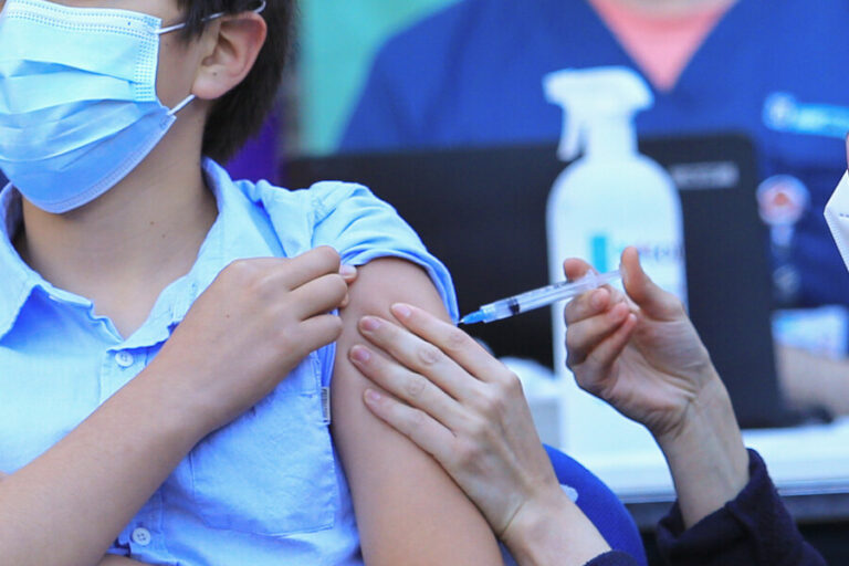 Estudio advierte que cerca del 92% de niños y niñas entre 6 y 11 años no se ha vacunado con cuarta dosis