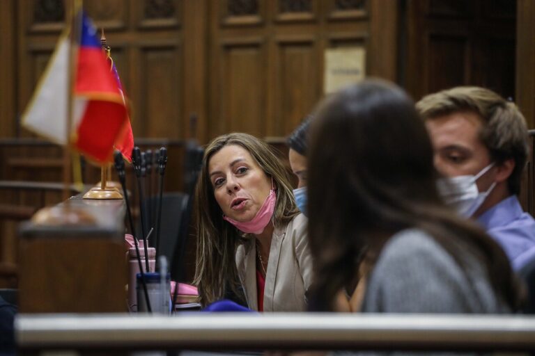 Comité de Ética de la Convención sancionó a Teresa Marinovic por no usar mascarilla reiteradas veces