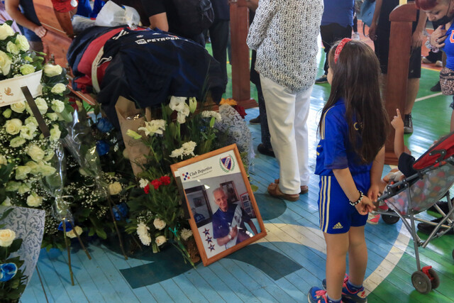Entre familiares, amigos e hinchas despiden a Leonel Sánchez en Recoleta