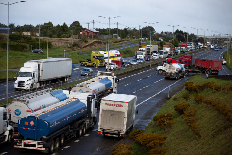 Gobierno anunció acuerdo con camioneros forestales para avanzar en fin del paro
