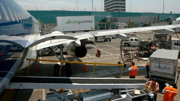 Controladores aéreos de Perú suspenden huelga que afectó a Sky Chile