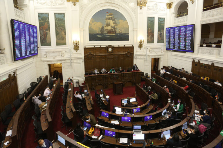 Encuesta Data Influye Mayo: Rechazo baja al 45% y Apruebo sube al 40% de respaldo ante plebiscito de salida