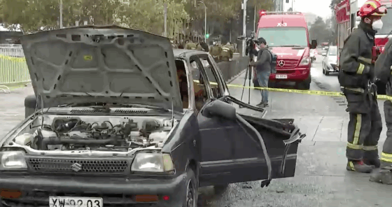 Hombre intentó quemarse a lo bonzo frente a La Moneda