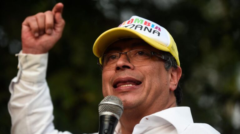 Elecciones en Colombia: Petro, candidato de izquierda, firmó compromiso ante notario de que no expropiará si gana