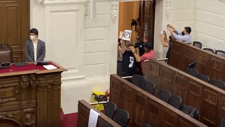 Grupo de convencionales se manifestó en contra del minuto de silencio a Jaime Guzmán