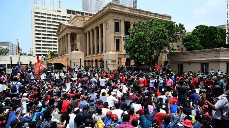 Ministros de Sri Lanka dimiten mientras estallan las protestas ante crisis económica