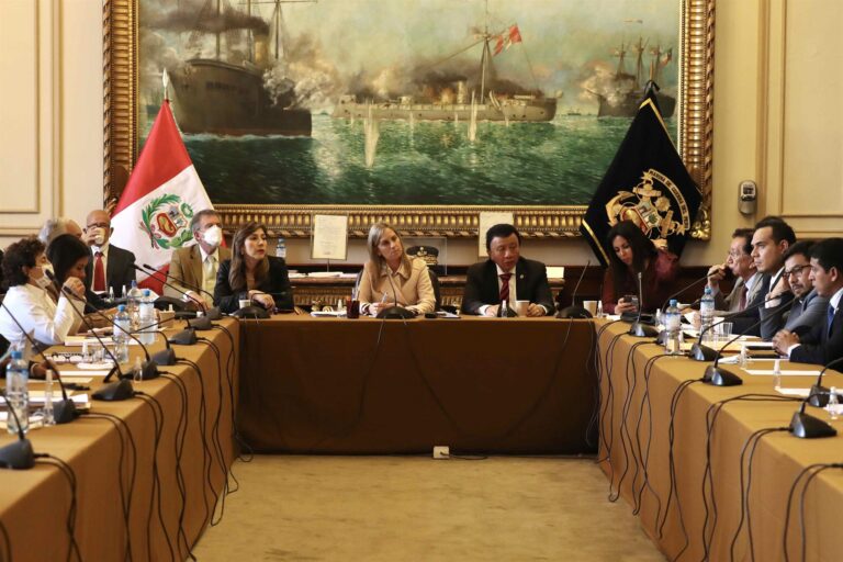 Congreso de Perú dilata decisión sobre Asamblea Constituyente propuesta por Castillo