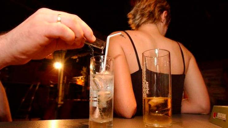 Protect your Drink: Alumna UC desarrolla valioso detector de droga en bebidas