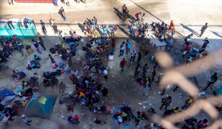 Juez federal impide temporalmente que la administración de Biden ponga fin a la política fronteriza de Trump