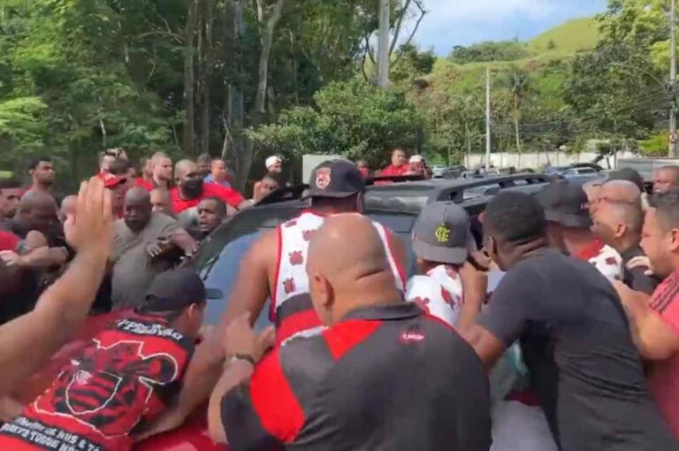Terminó con un detenido: Hinchas de Flamengo atacaron a los jugadores durante un entrenamiento del club